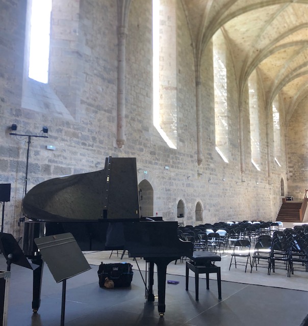 installation d'un piano de concert
