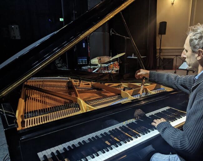 location piano concert